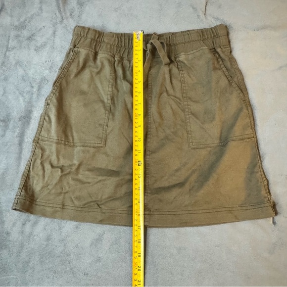 Roots Mini Skirt Casual

#1024 - Picture 3 of 6